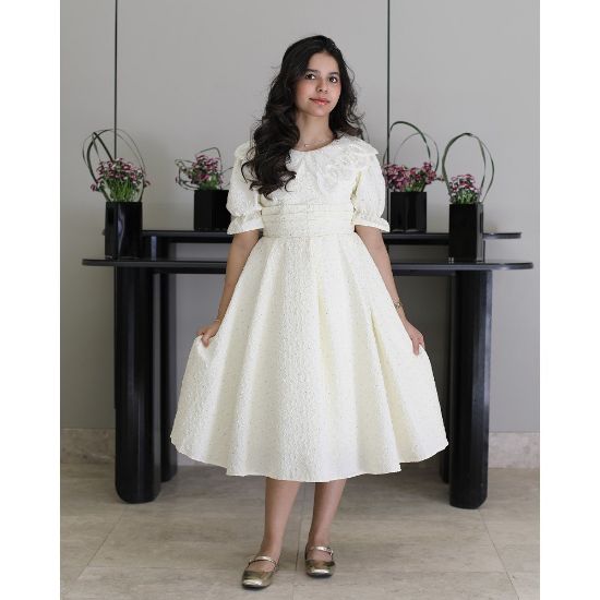 صورة فستان بناتي أبيض مرصع بالفصوص بياقة فراشة وخصر طبقات - 1212